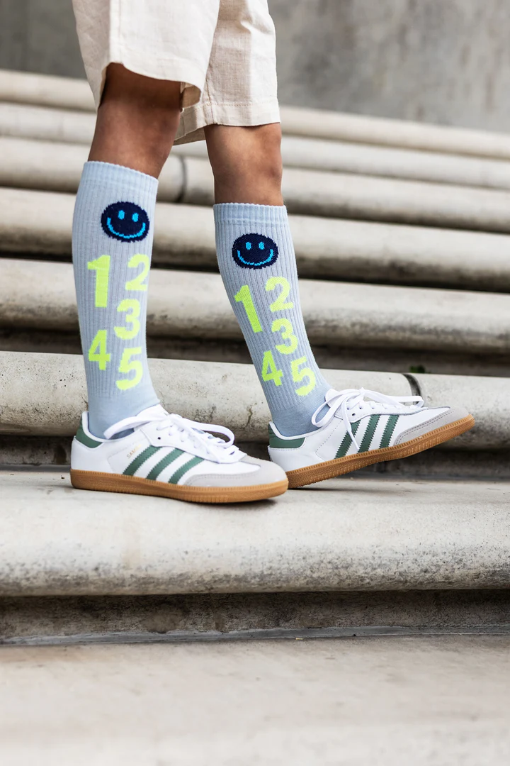 1-2-3 Socken von Loones in Powder Blue mit Neon-Zahlen und Smiley-Motiv