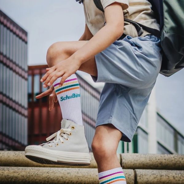 weiße Schulkind Socken von Loones mit bunten Streifen und petrolgrünem Schriftzug