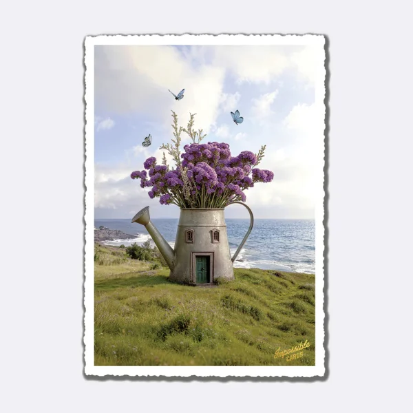 Postkarte Blumen Gießkanne mit lila Blumen in einer Gießkanne vor Küstenlandschaft