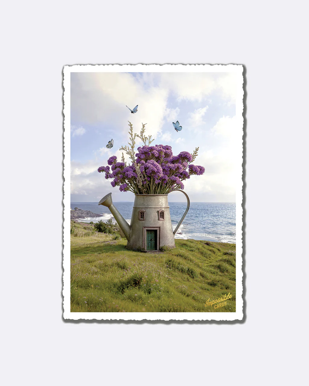 Postkarte Blumen Gießkanne mit lila Blumen in einer Gießkanne vor Küstenlandschaft