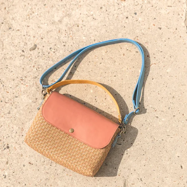Handed By Tasche Charlie in Rusticpink Brightblue Yellow mit geflochtenem Korpus und farbigem Überschlag