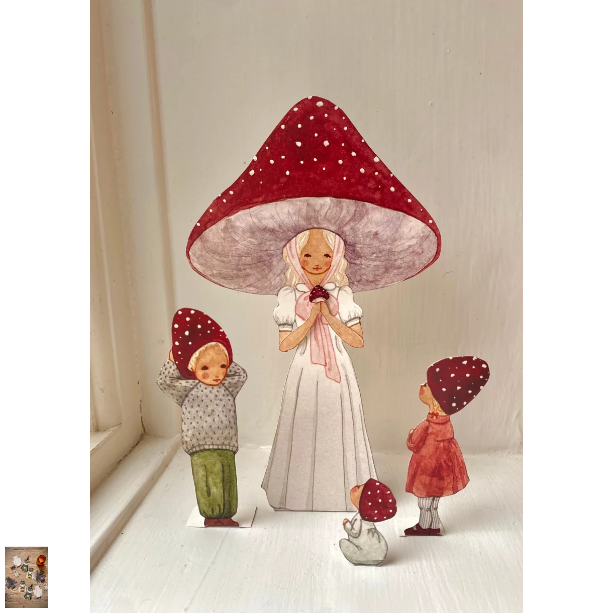 Rote Pilzmama mit Pilzkindern als dänische Weihnachtsdeko aus Papier zum Ausschneiden