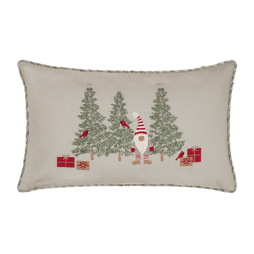 Weihnachtskissen Santa im Tannenwald 30x50 cm mit besticktem Wichtel, Tannenbäumen, Vögeln und Geschenken auf naturfarbenem Stoff