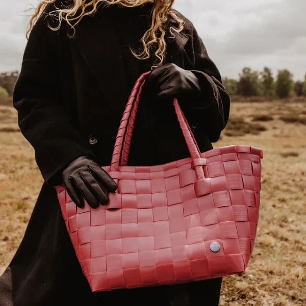 Handed By PARIS Shopper in Ruby Red handgeflochten aus recyceltem Kunststoff