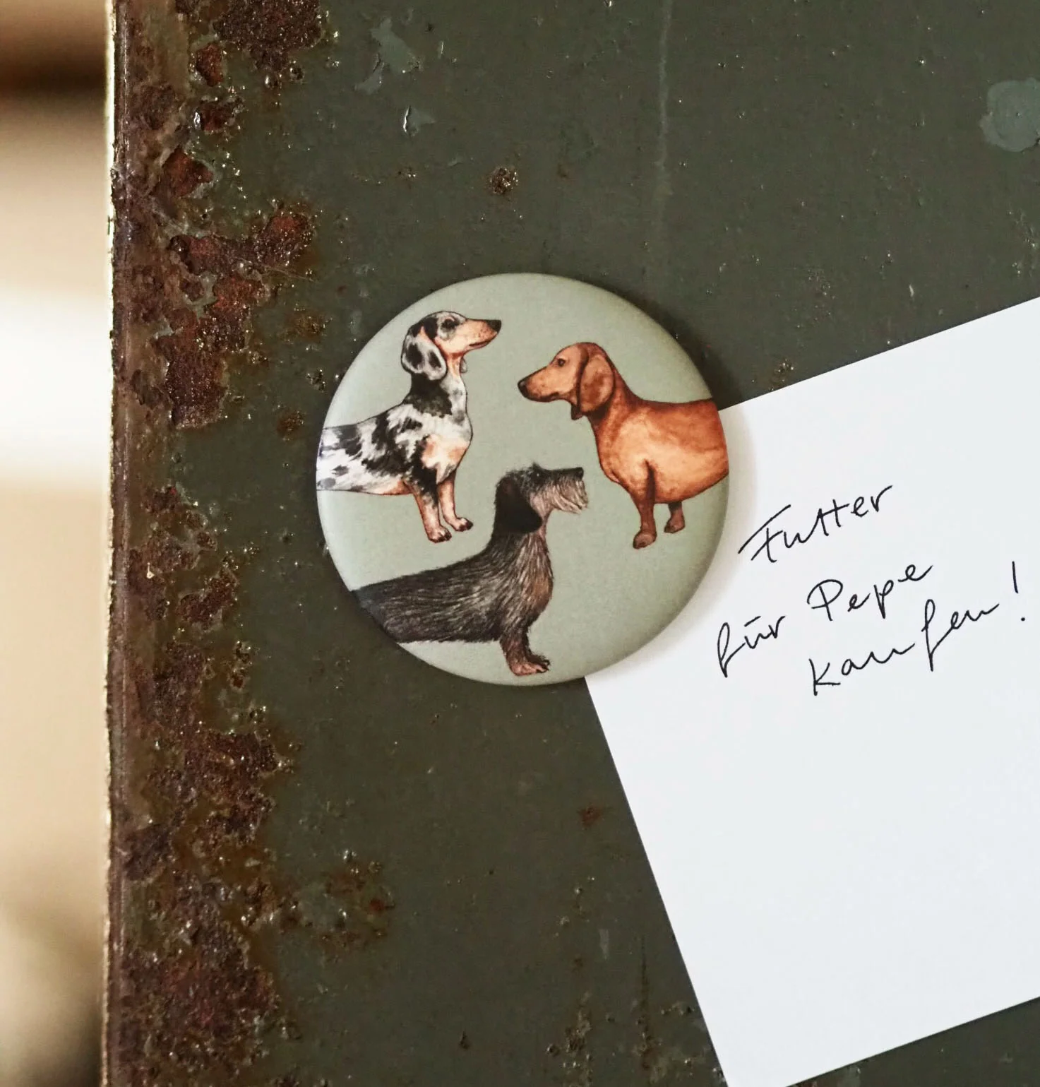 Magnet Dackel von Frollein Lücke mit handgemalter Dackelillustration auf matter Oberfläche