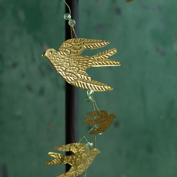 Goldfarbene Schwalben-Girlande Flying Family mit mehreren fliegenden Schwalben, 183 cm lang