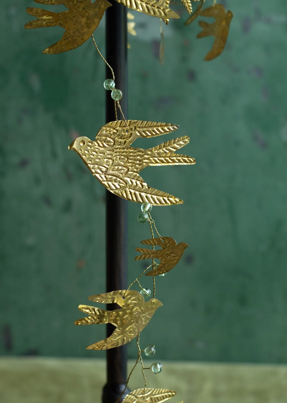 Goldfarbene Schwalben-Girlande Flying Family mit mehreren fliegenden Schwalben, 183 cm lang