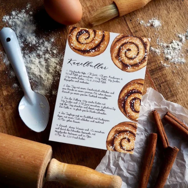 Postkarte Kanelbullar mit handgemalter Illustration schwedischer Zimtschnecken