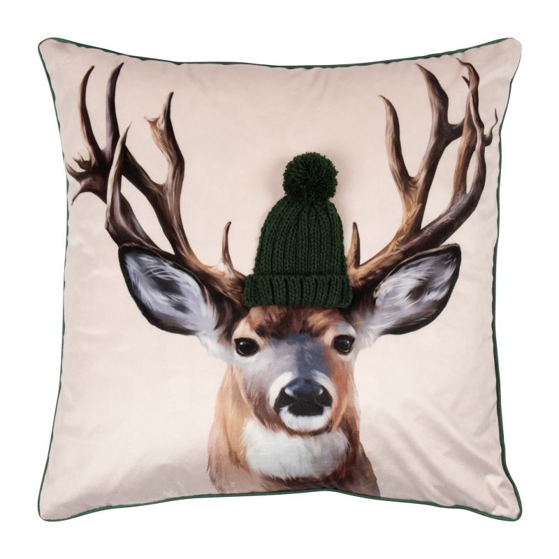 Naturfarbenes Weihnachtskissen Reindeer 50x50 cm mit Rentier, aufgesetzter dunkelgrüner Mütze und grünem Keder