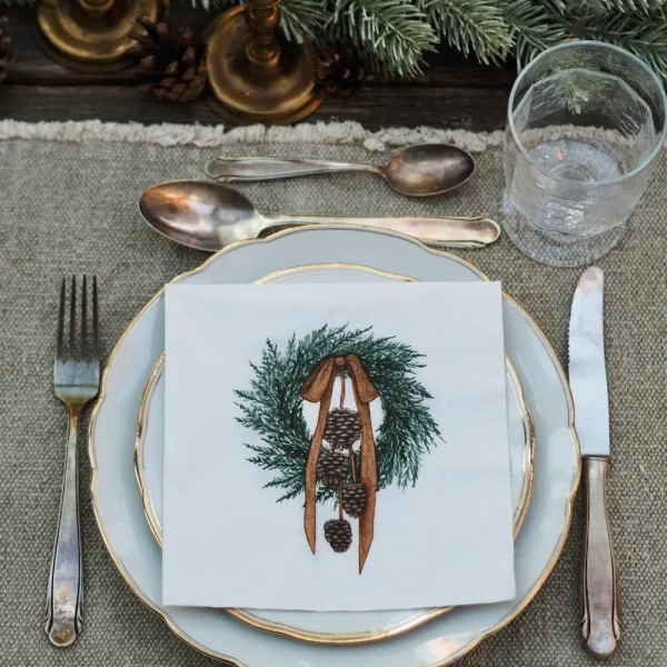 Servietten Tannenkranz mit weihnachtlicher Kranzillustration auf festlich gedecktem Tisch