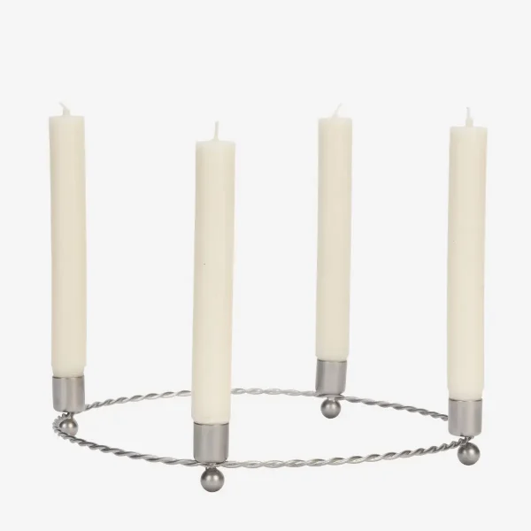 Moderner Adventskranz aus Eisen in Silber von Madam Stoltz mit vier Kerzentüllen, gedrehter Ringform und kleinen Kugelfüßen