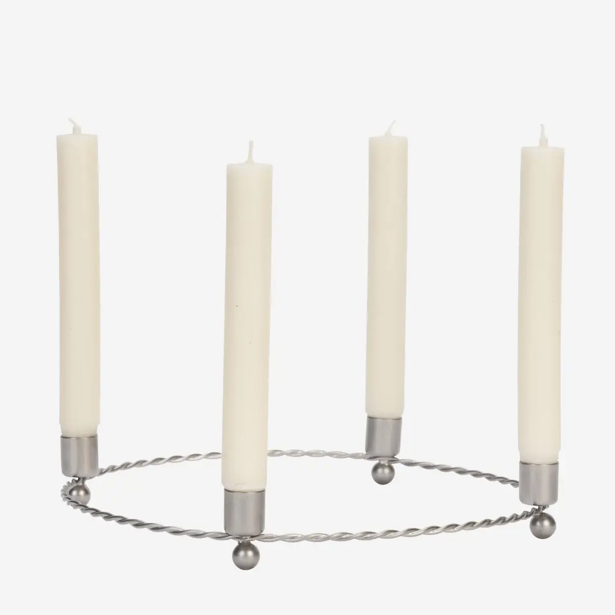 Moderner Adventskranz aus Eisen in Silber von Madam Stoltz mit vier Kerzentüllen, gedrehter Ringform und kleinen Kugelfüßen