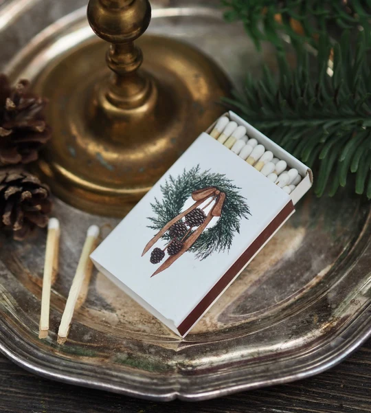 Streichhölzer Tannenkranz in dekorativer Schachtel mit weihnachtlichem Kranzmotiv
